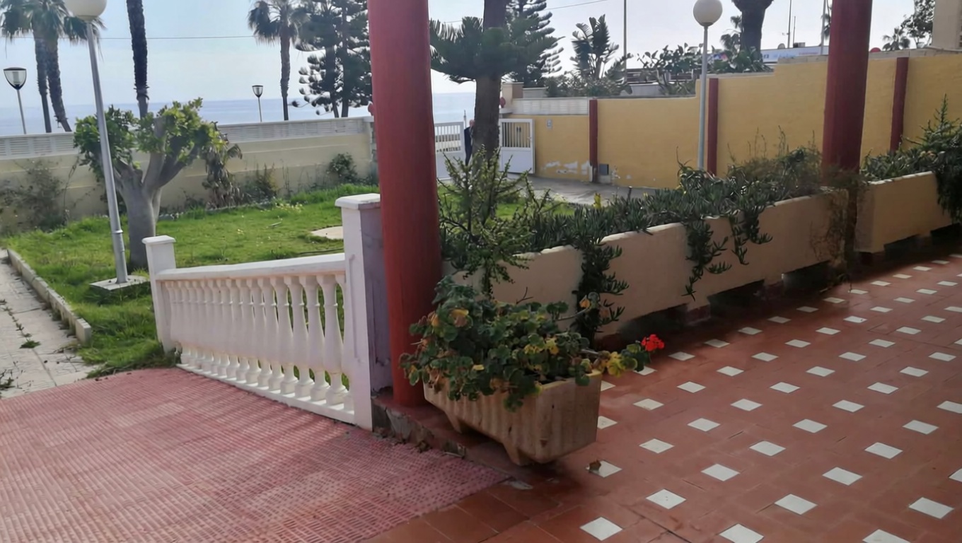 Chalet con acceso directo a playa en Roquetas de Mar — Terraza mar