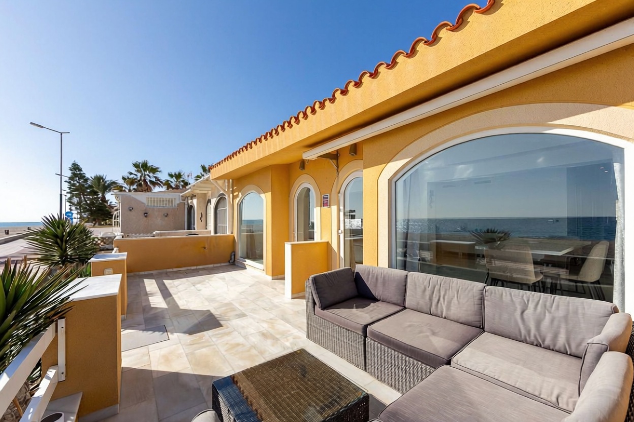 Chalet with direct beach access in Roquetas de Mar — Sea terrace