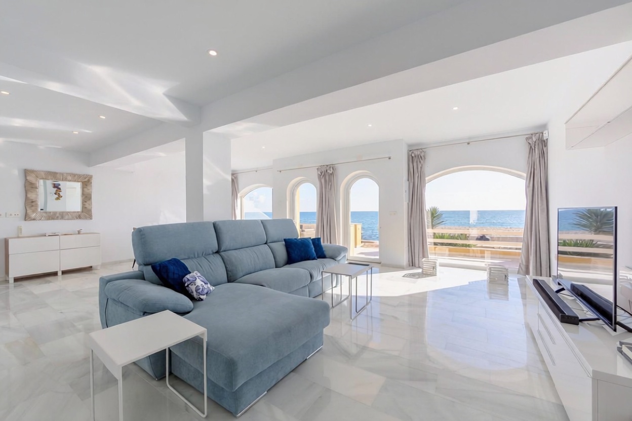 Chalet with direct beach access in Roquetas de Mar — Living room