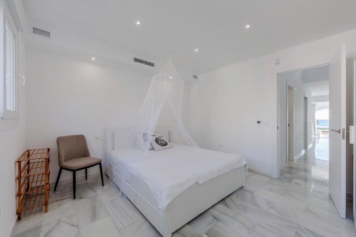 Chalet with direct beach access in Roquetas de Mar — Bedroom