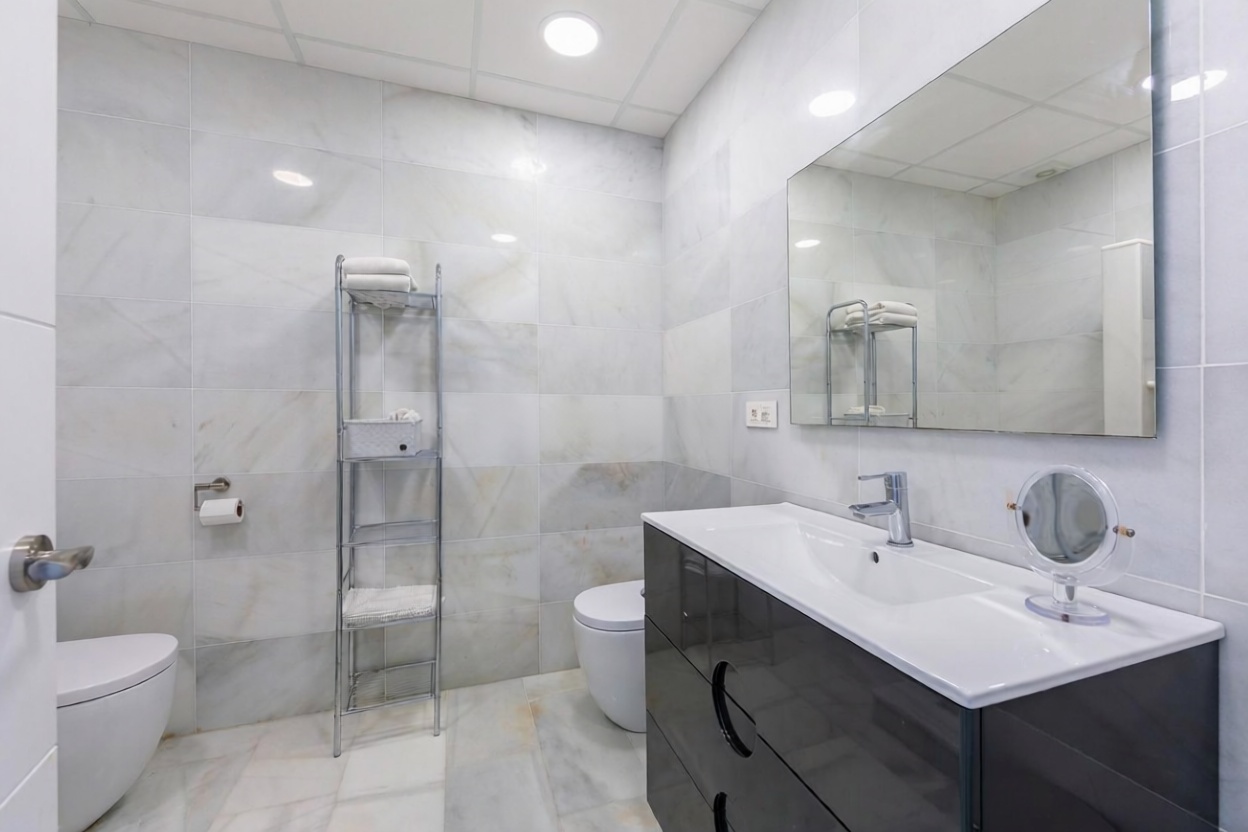 Chalet with direct beach access in Roquetas de Mar — Bathroom