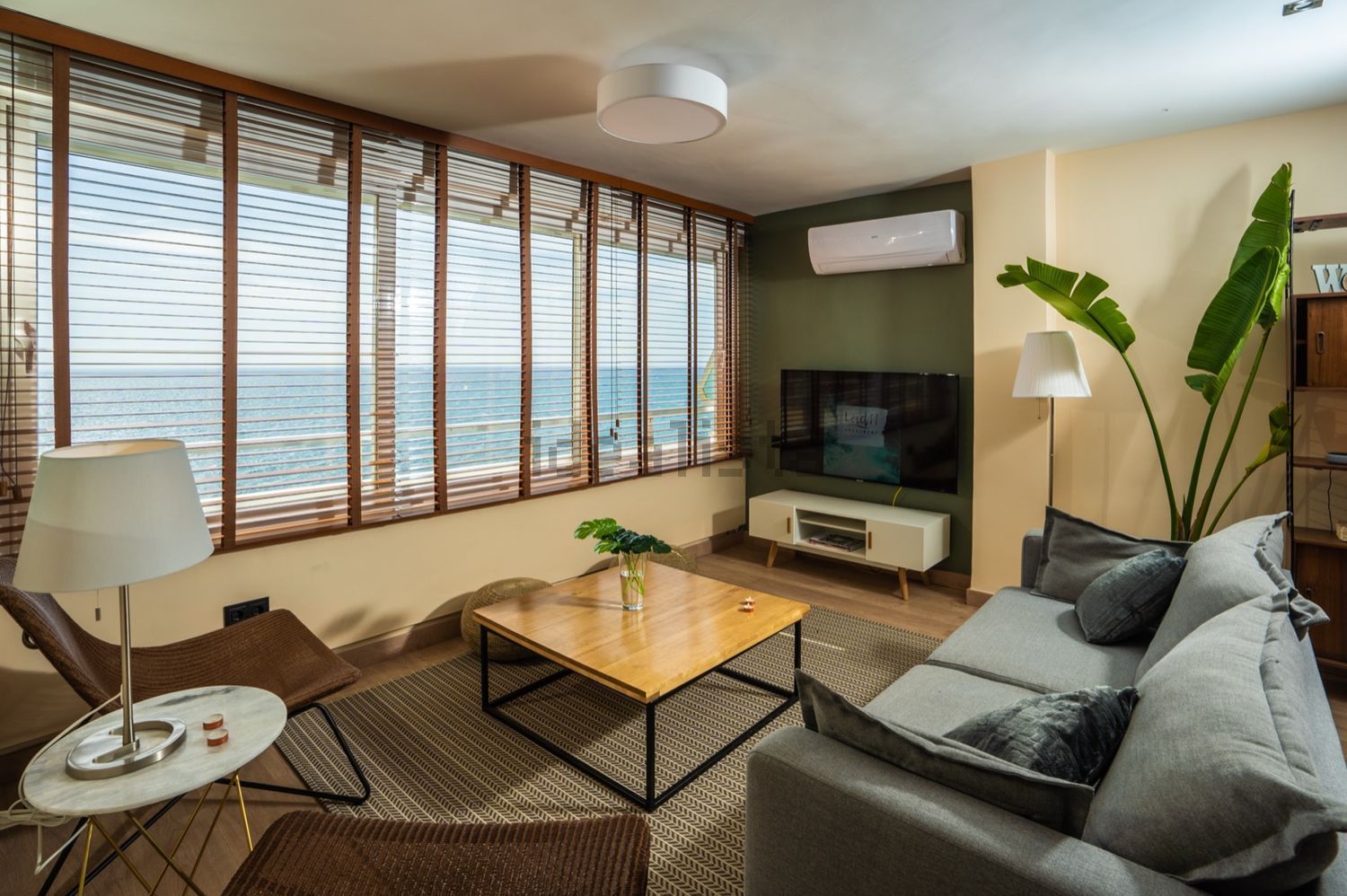 Dachgeschosswohnung zum Verkauf in erster Meereslinie in Roquetas de Mar