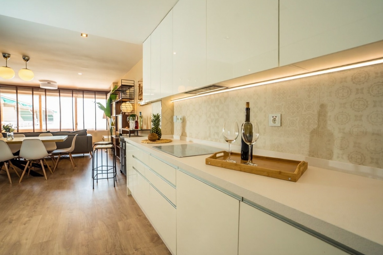 Appartement en attique en première ligne de mer à Roquetas de Mar — Cuisine
