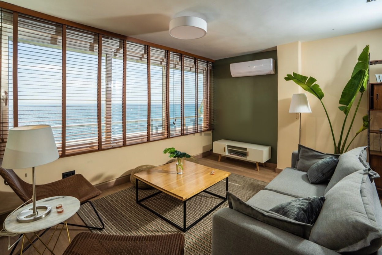 Appartement en attique en première ligne de mer à Roquetas de Mar — Séjour