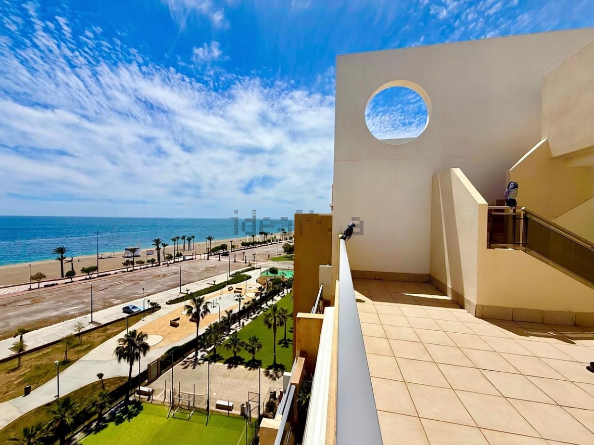 Seafront attic in Roquetas de Mar — Sea terrace