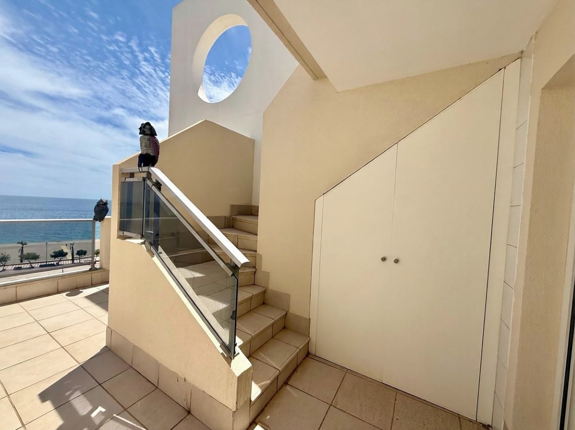 Seafront attic in Roquetas de Mar — Sea terrace