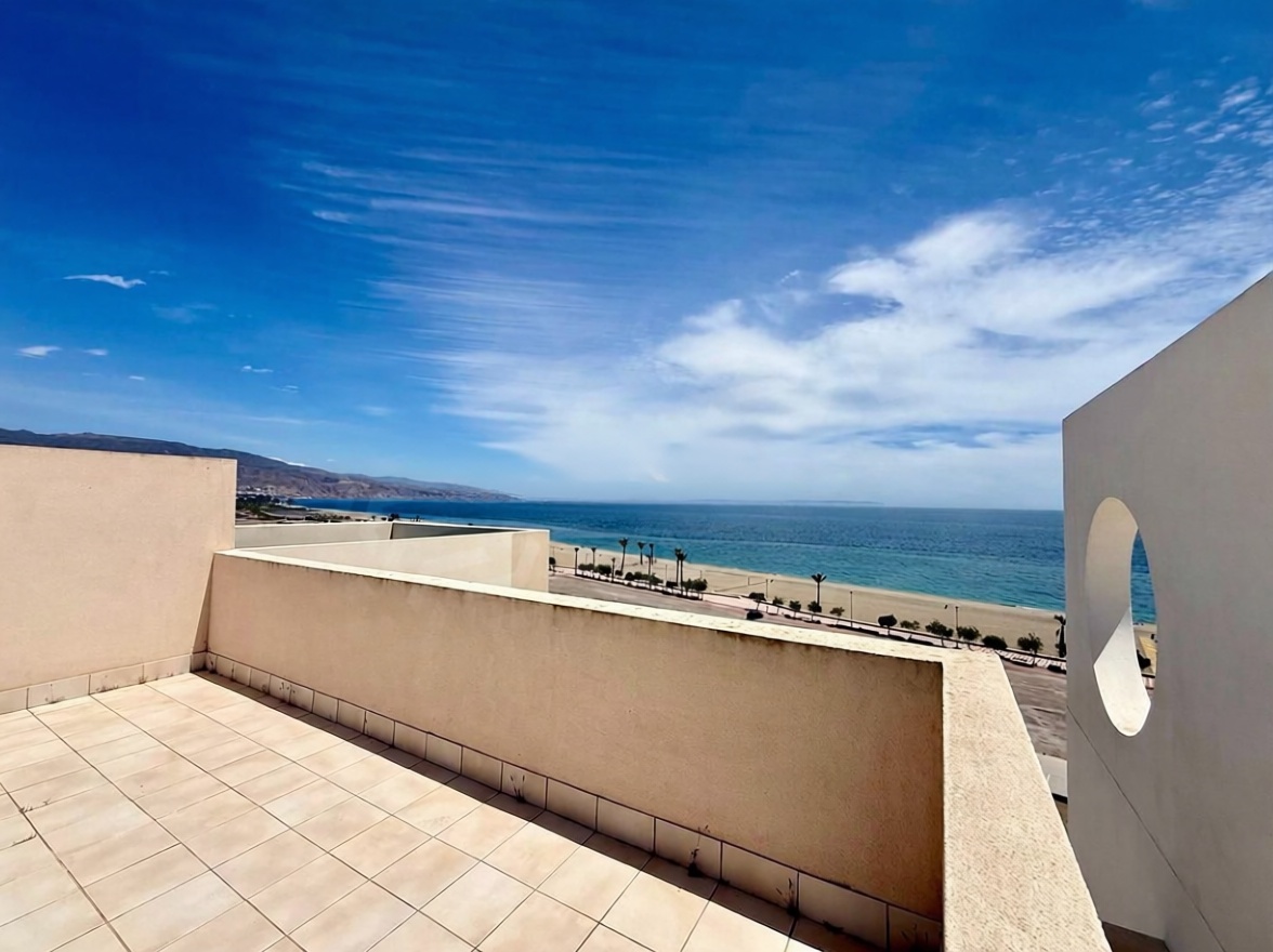 Seafront attic in Roquetas de Mar — Sea terrace