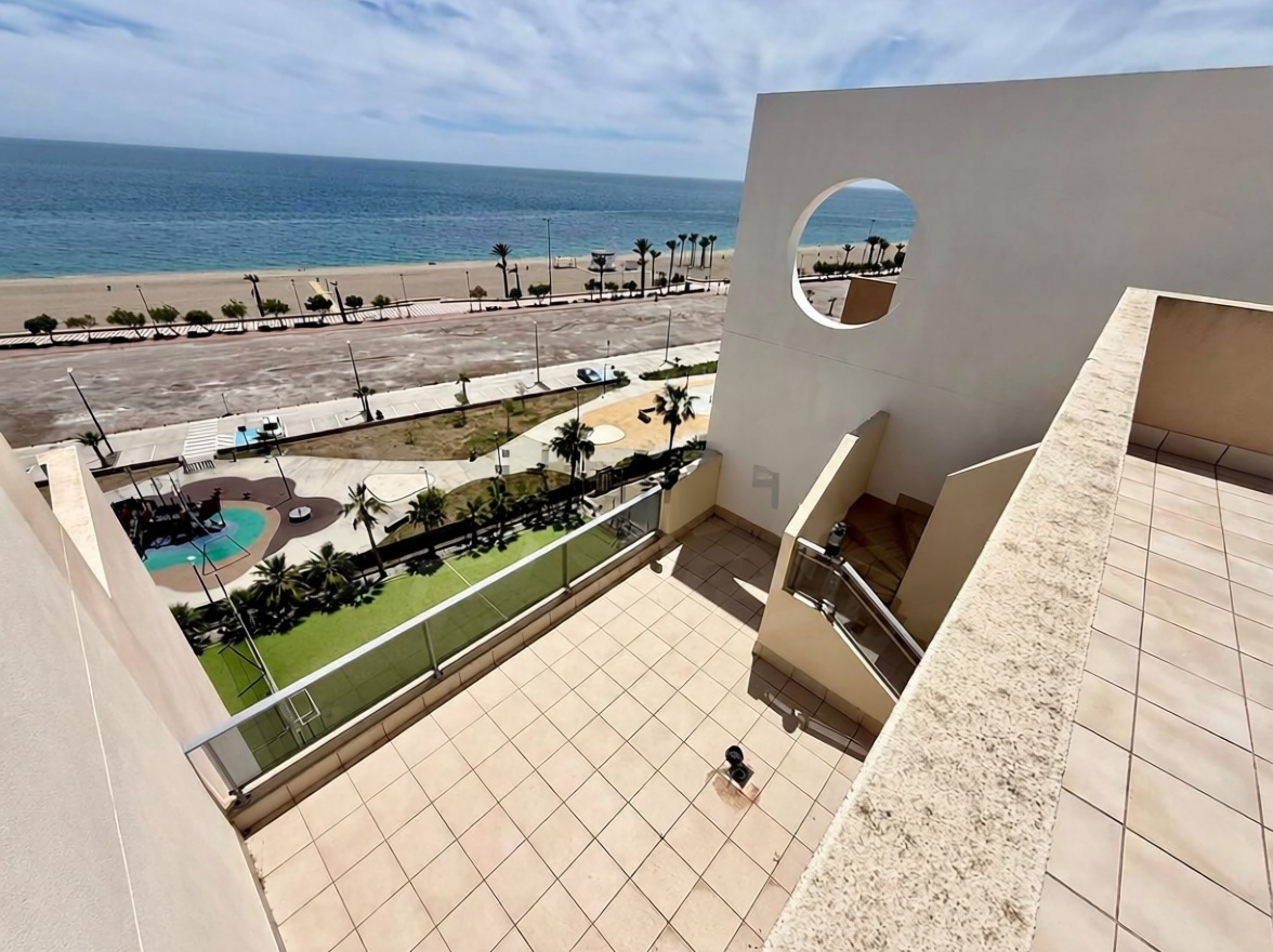 Seafront attic in Roquetas de Mar — Sea terrace