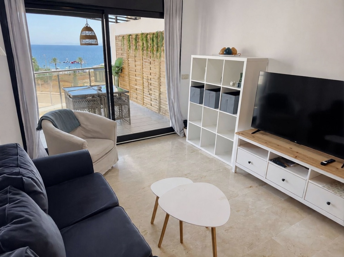 Appartement en première ligne de plage à Roquetas de Mar — Séjour