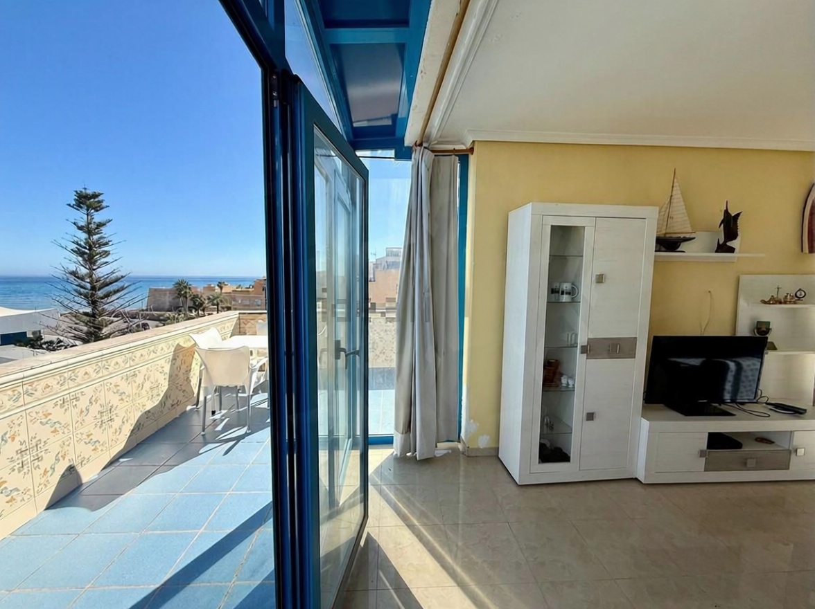 Seafront attic in Roquetas de Mar — Living room