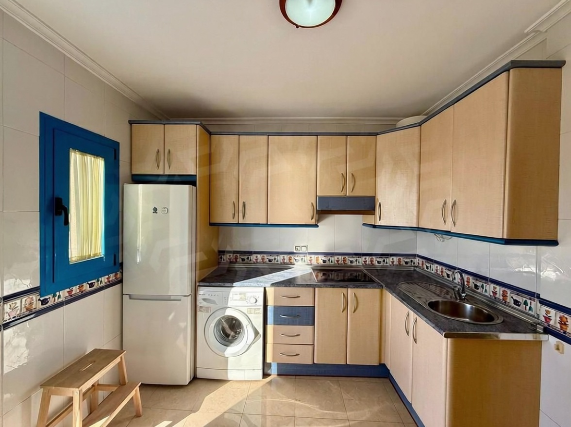 Seafront attic in Roquetas de Mar — Kitchen