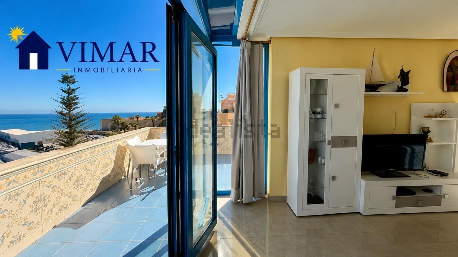 Dachgeschosswohnung zum Verkauf in erster Meereslinie in Roquetas de Mar
