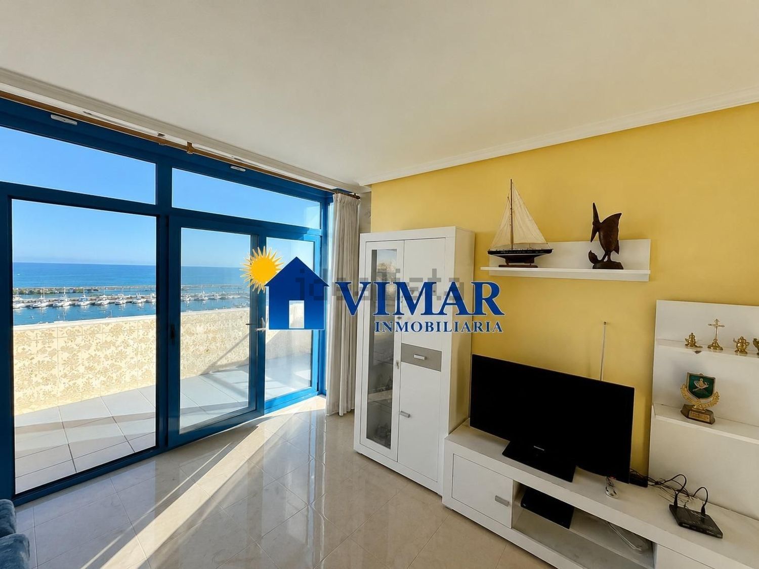 Dachgeschosswohnung zum Verkauf in erster Meereslinie in Roquetas de Mar