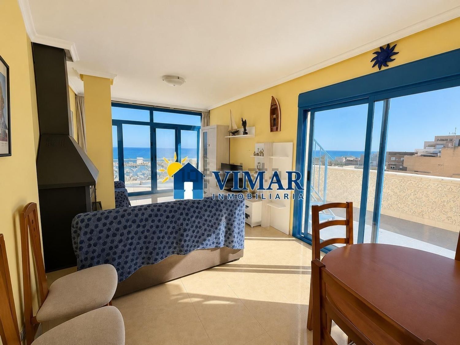 Dachgeschosswohnung zum Verkauf in erster Meereslinie in Roquetas de Mar