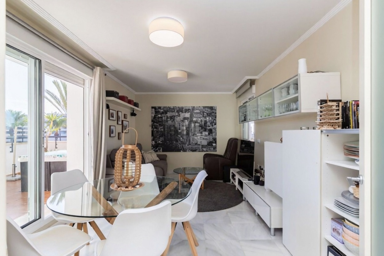 Beachfront flat in Roquetas de Mar — Living room