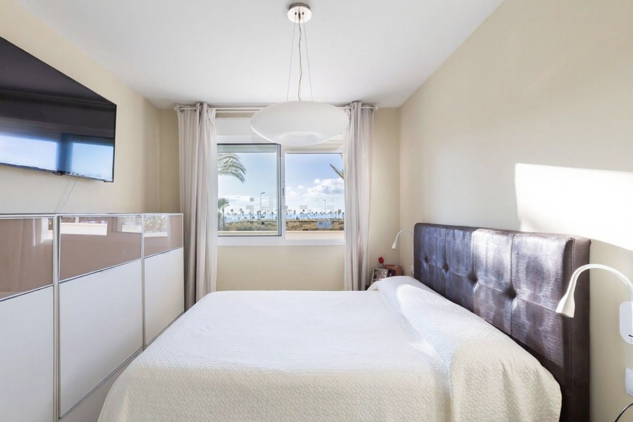 Beachfront flat in Roquetas de Mar — Bedroom