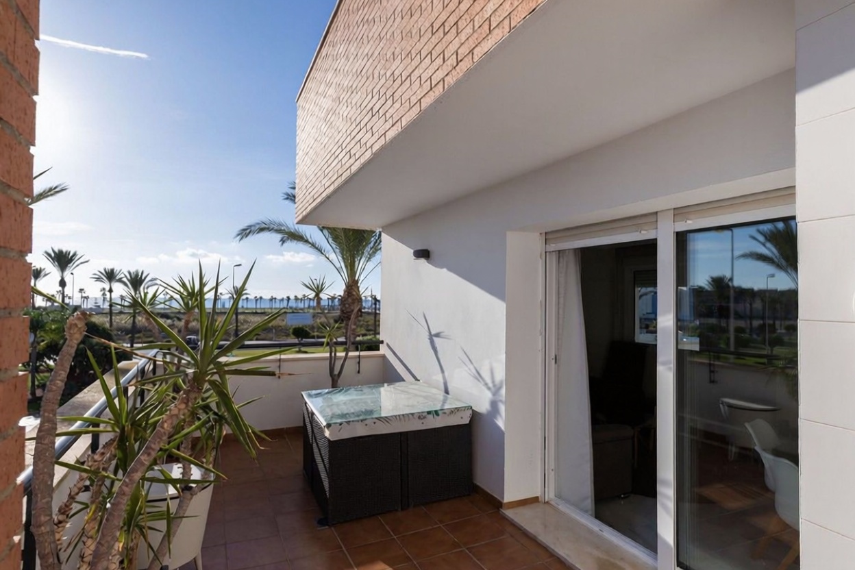 Beachfront flat in Roquetas de Mar — Sea terrace