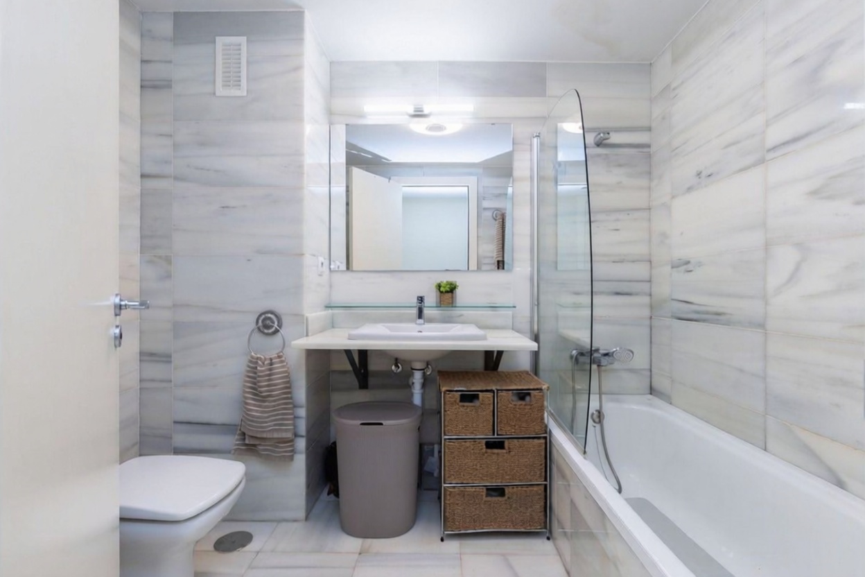Beachfront flat in Roquetas de Mar — Bathroom