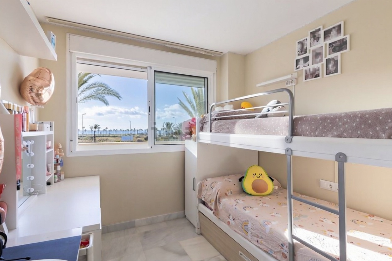 Beachfront flat in Roquetas de Mar — Bedroom