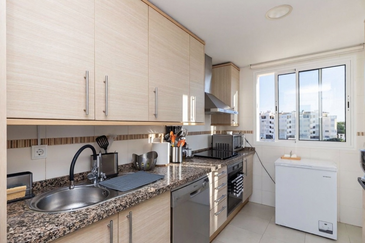 Beachfront flat in Roquetas de Mar — Kitchen