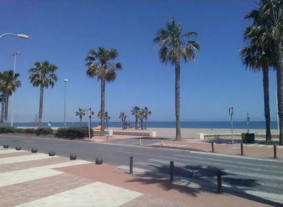 Beachfront flat in Roquetas de Mar — Sea view