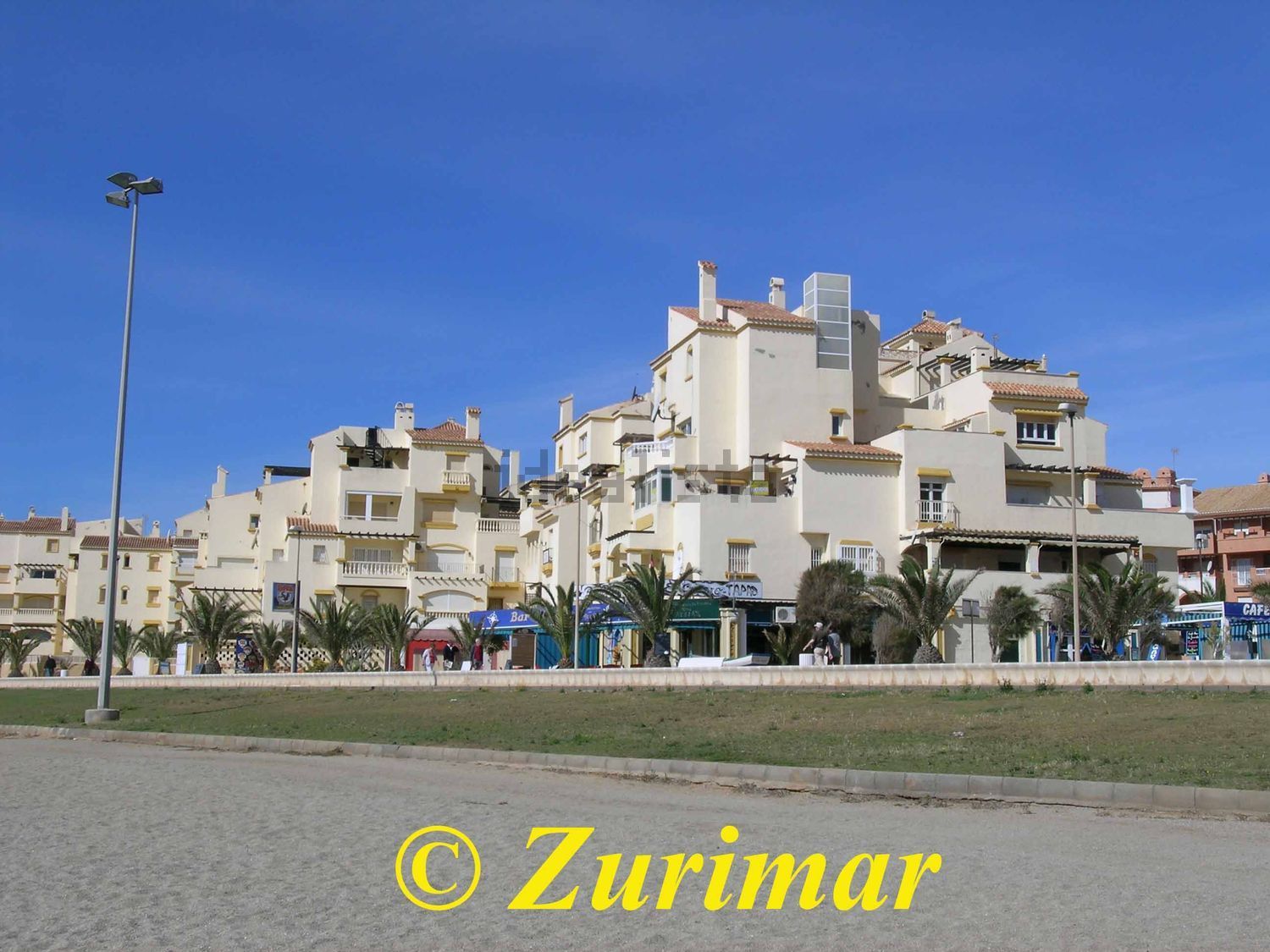 Duplexwohnung zum Verkauf in direkter Strandlage in Roquetas de Mar