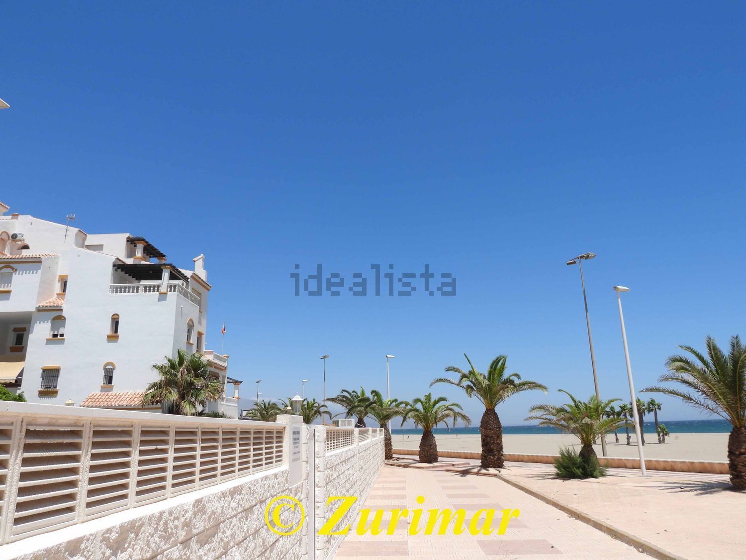 Duplexwohnung zum Verkauf in direkter Strandlage in Roquetas de Mar