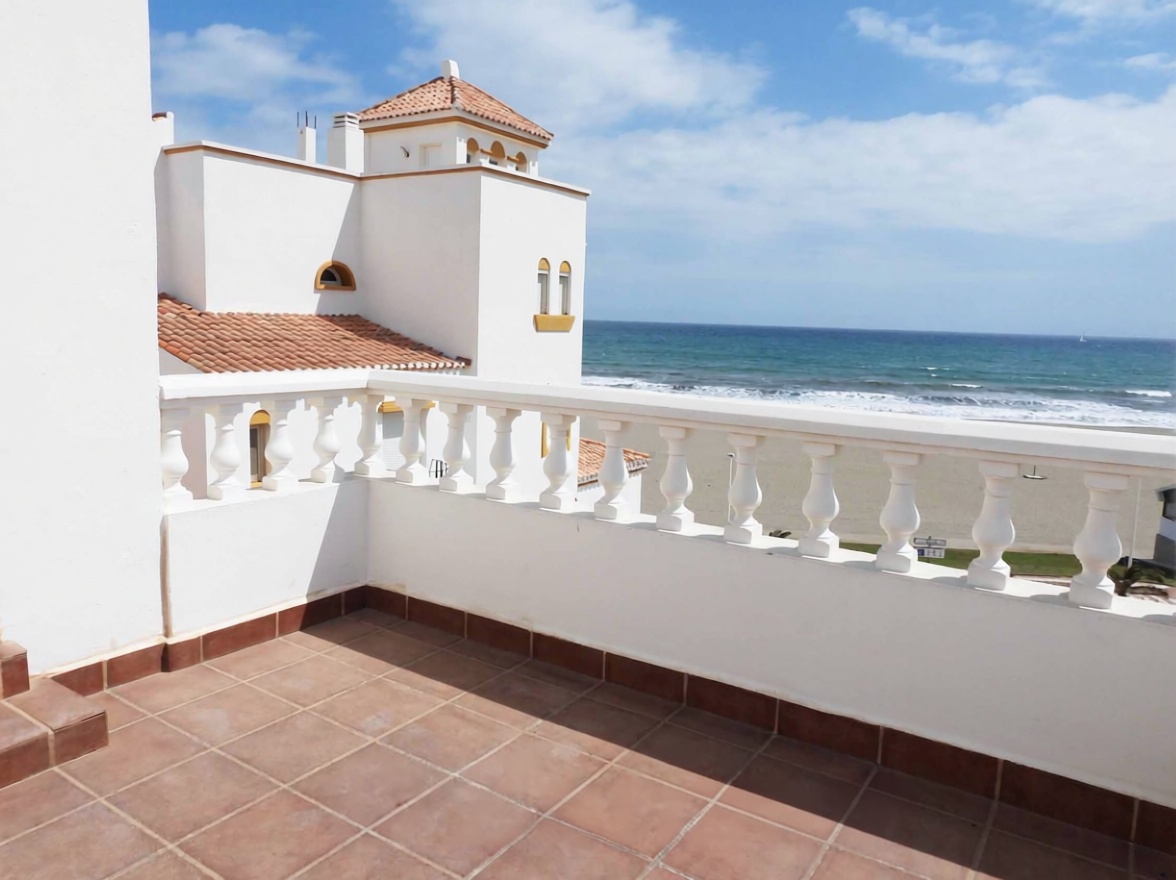 Beachfront duplex in Roquetas de Mar