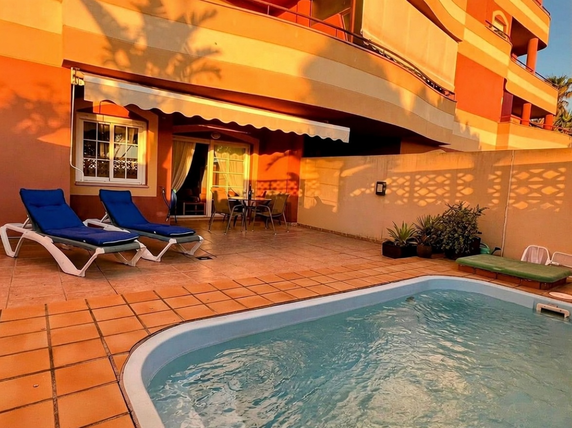 Beachfront flat in Roquetas de Mar — Terrace
