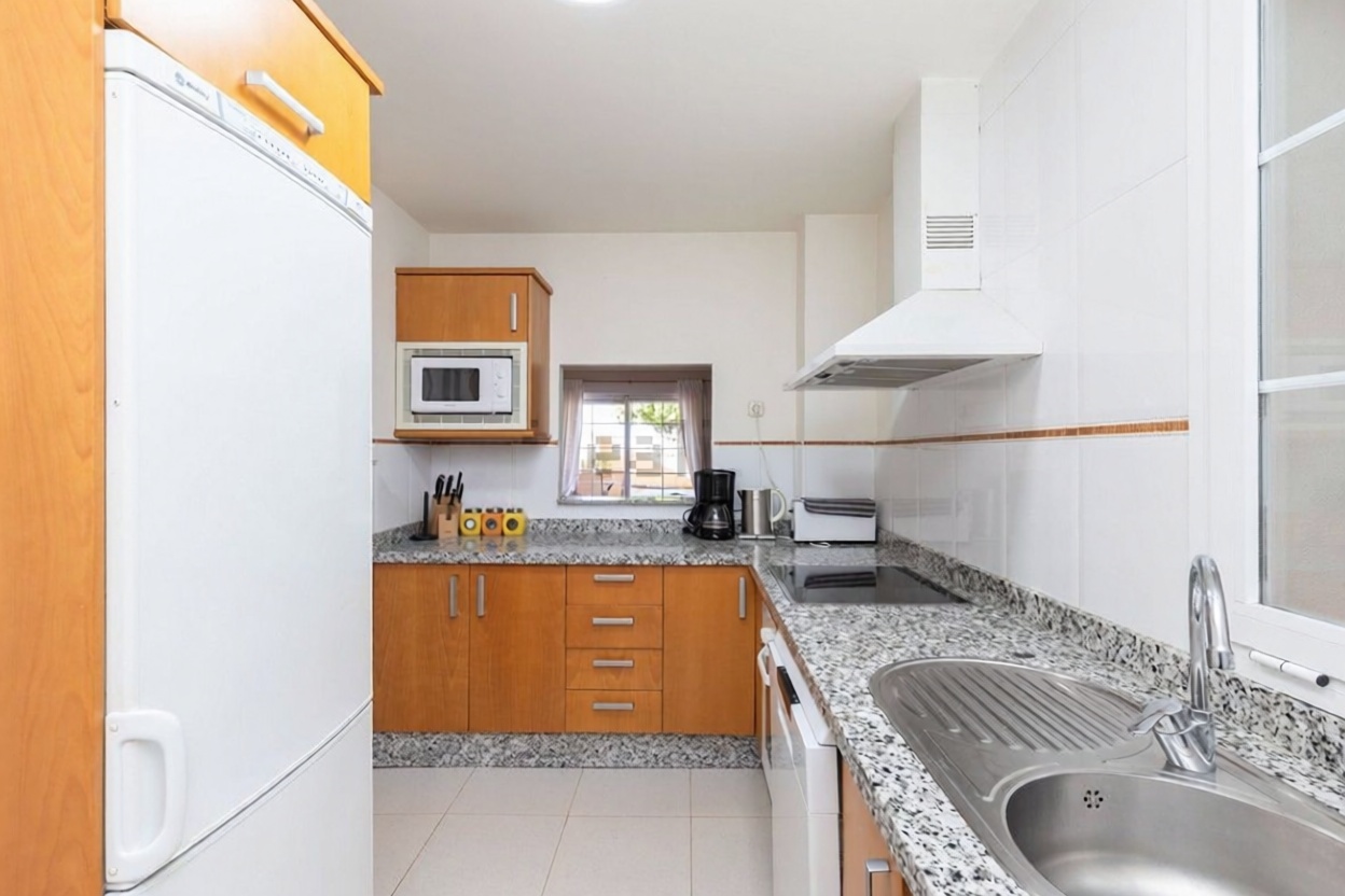 Beachfront flat in Roquetas de Mar — Kitchen