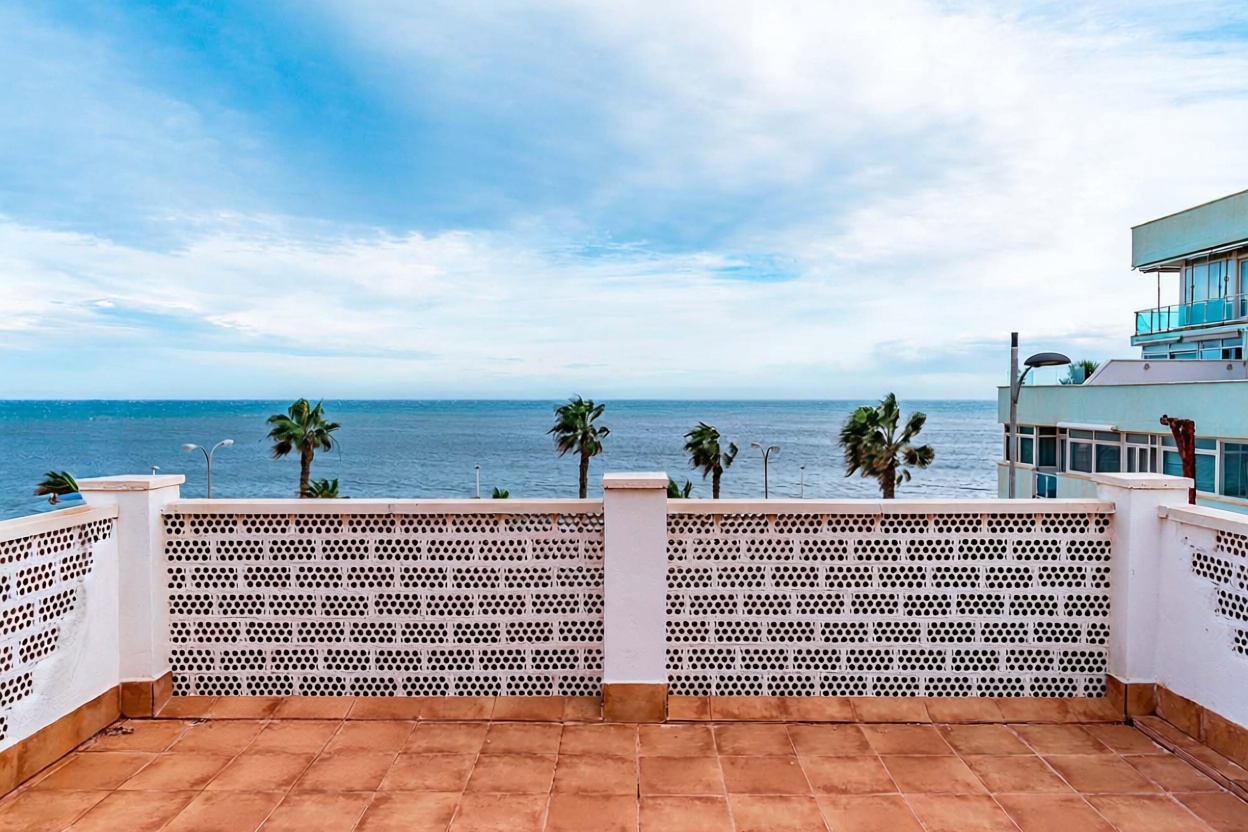 Chalet with direct beach access in Roquetas de Mar — Sea terrace