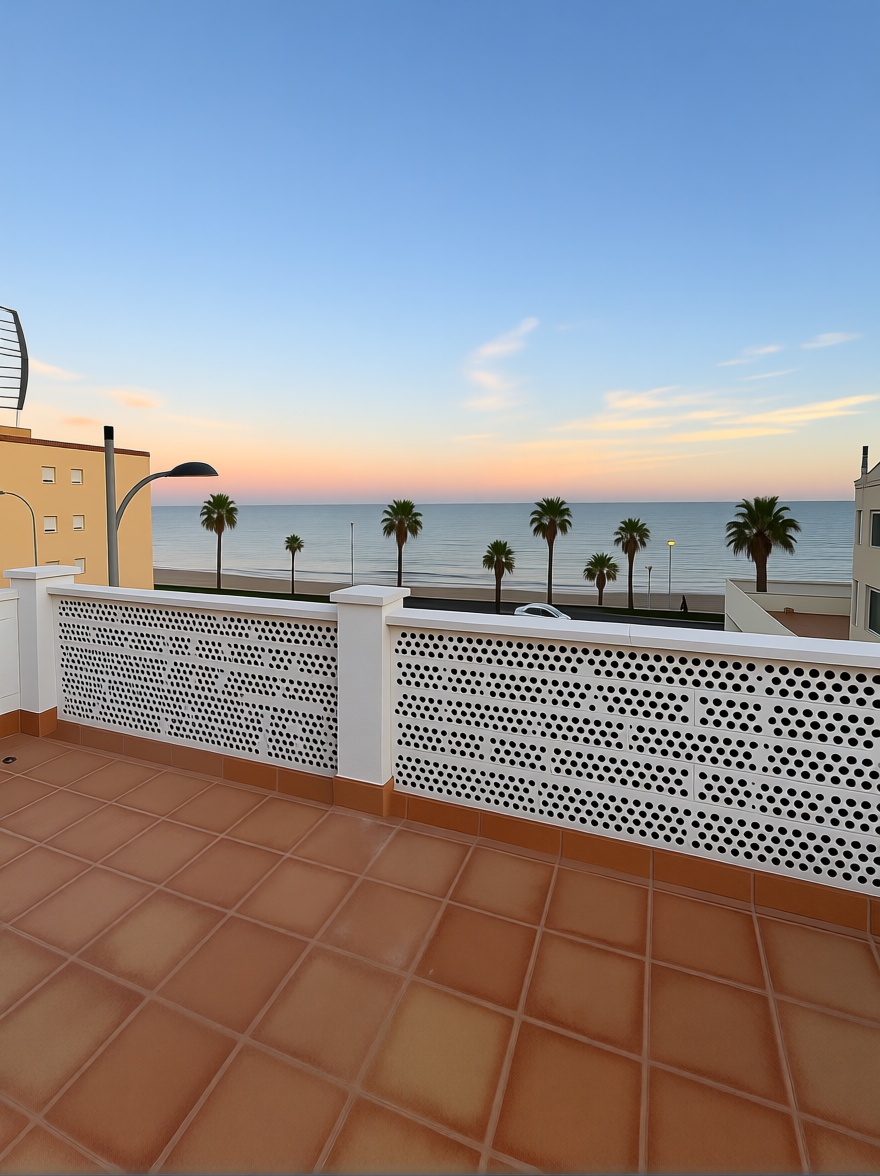 Chalet with direct beach access in Roquetas de Mar