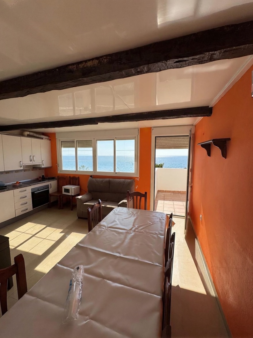 Duplex en première ligne de plage à Roquetas de Mar — Coin repas