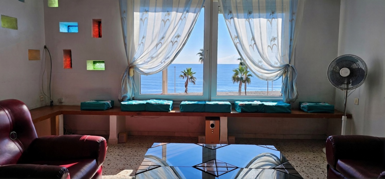 Chalet com acesso direto à praia em Roquetas de Mar — Sala