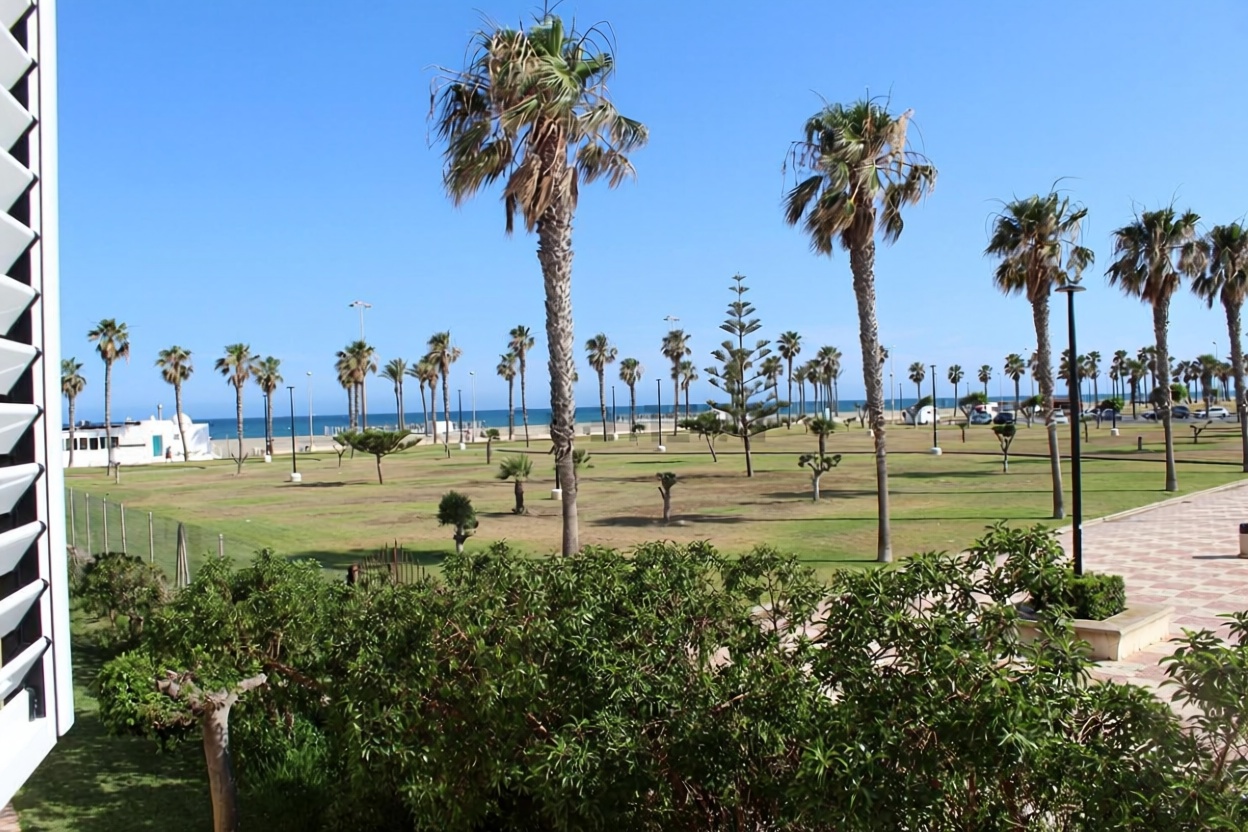 Beachfront flat in Roquetas de Mar