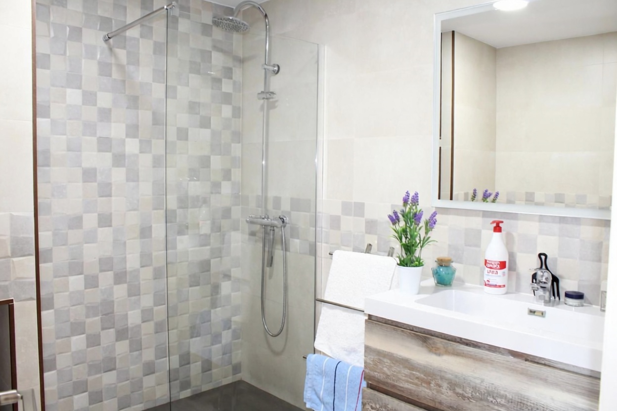 Beachfront flat in Roquetas de Mar — Bathroom