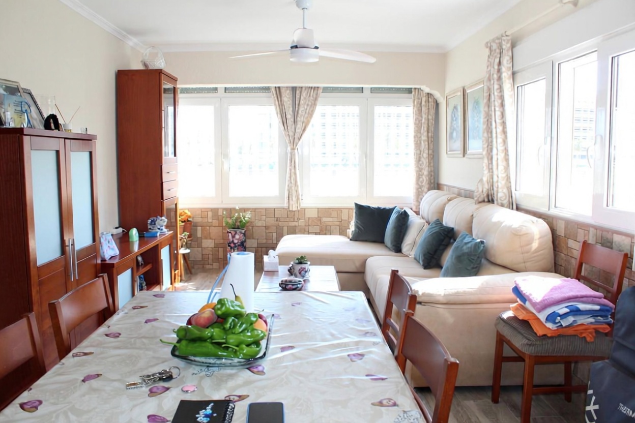 Beachfront flat in Roquetas de Mar — Living room