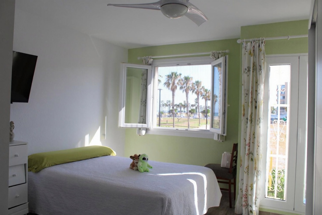 Beachfront flat in Roquetas de Mar — Bedroom