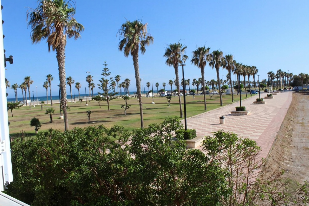 Beachfront flat in Roquetas de Mar — Sea view