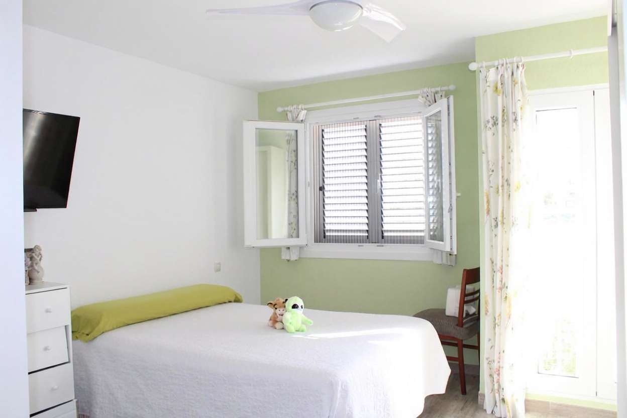 Beachfront flat in Roquetas de Mar — Bedroom