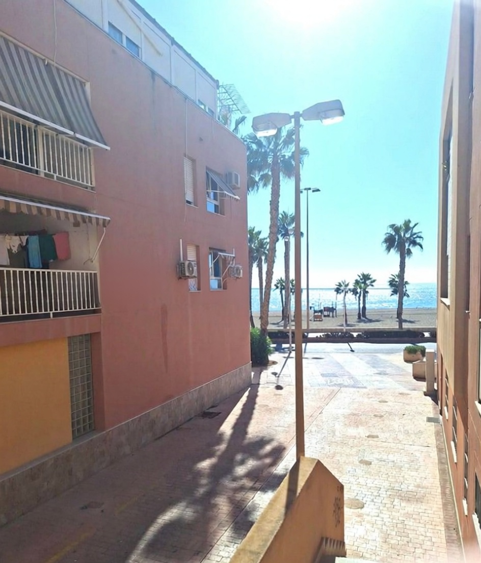 Apartamento em primeira linha de praia em Roquetas de Mar — Vista mar