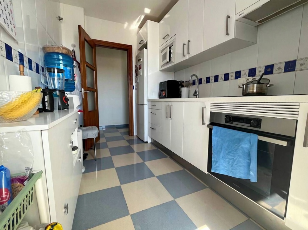 Appartement en première ligne de plage à Roquetas de Mar — Cuisine