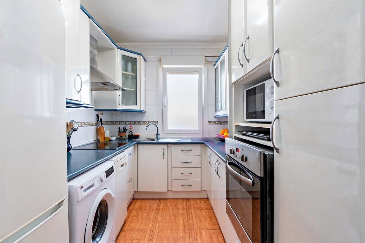 Apartamento em primeira linha de praia em Roquetas de Mar — Cozinha