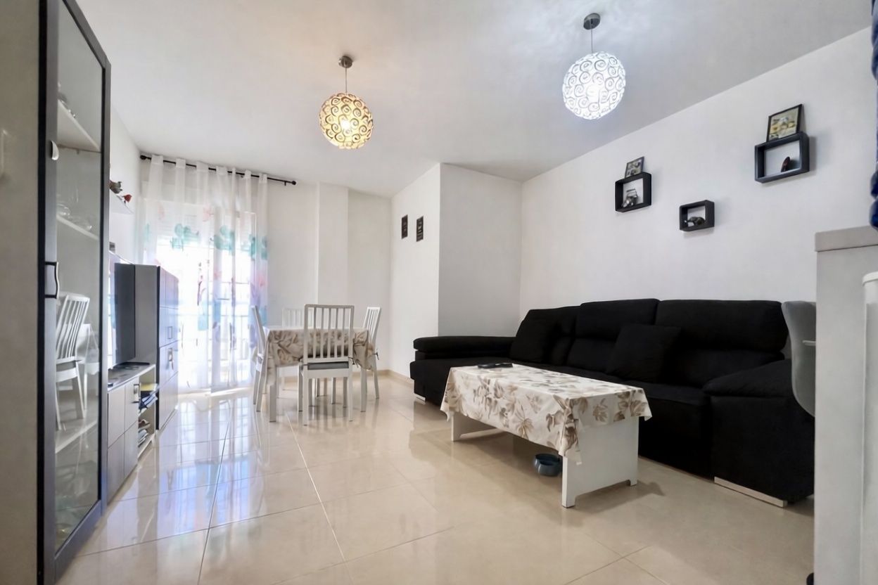 Beachfront flat in Roquetas de Mar — Living room