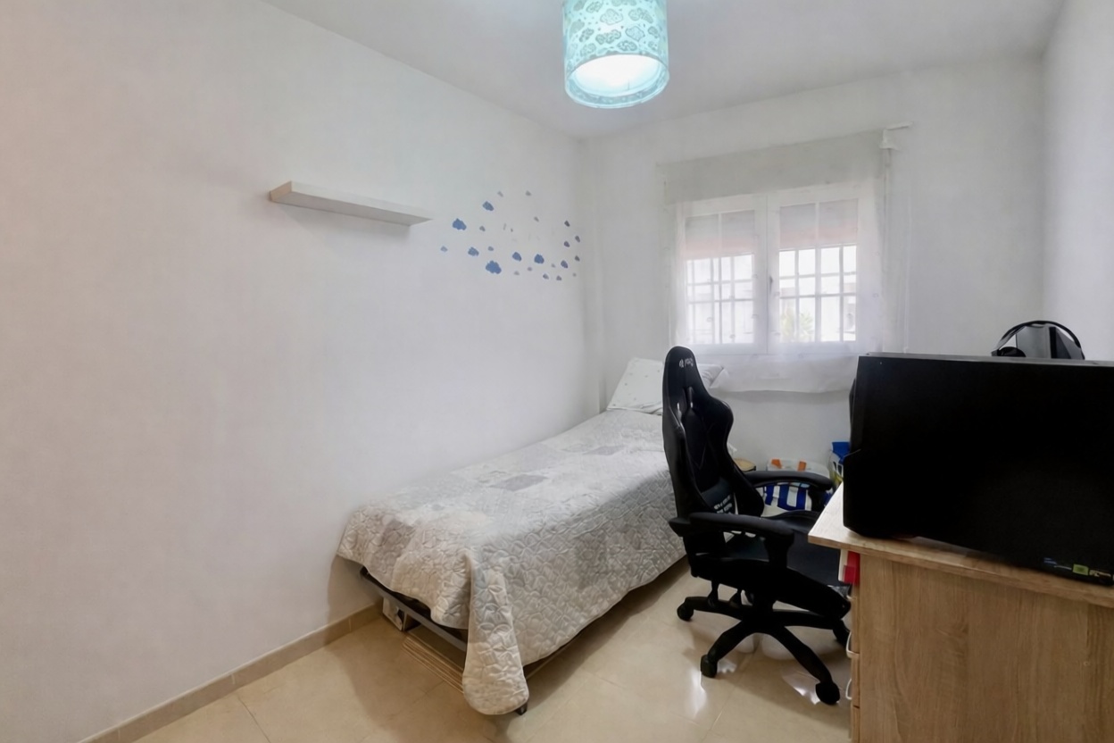 Beachfront flat in Roquetas de Mar — Bedroom