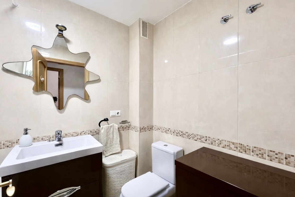 Beachfront flat in Roquetas de Mar — Bathroom