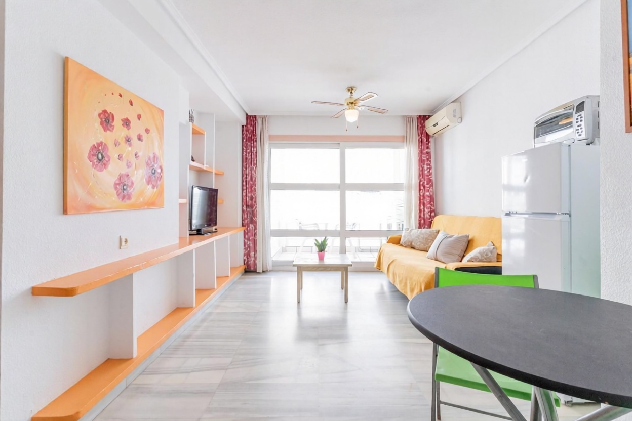 Apartamento em primeira linha de praia em Roquetas de Mar — Sala