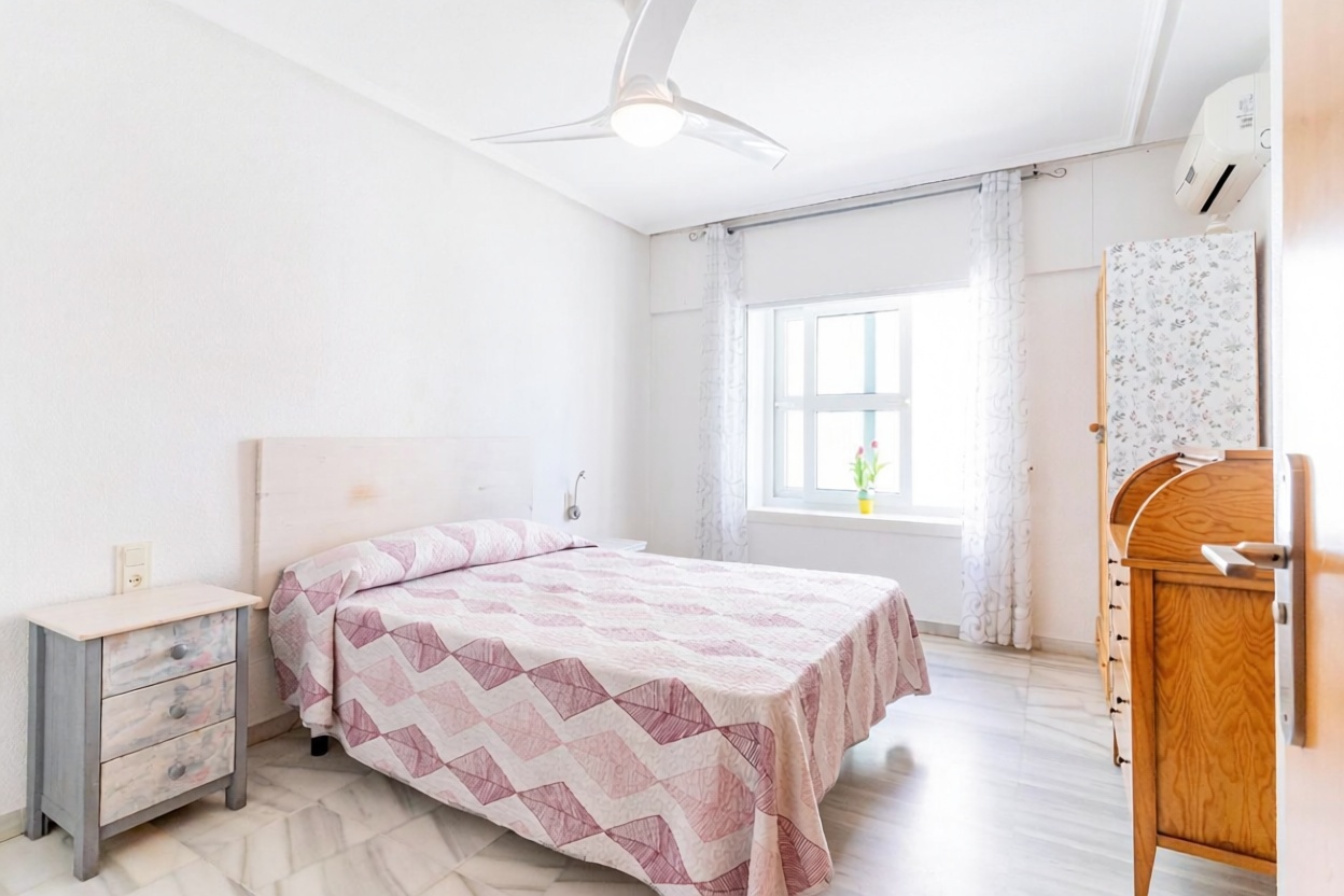 Apartamento em primeira linha de praia em Roquetas de Mar — Quarto