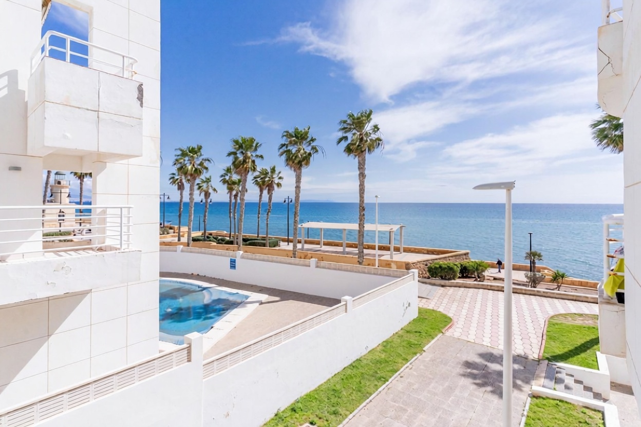 Apartamento em primeira linha de praia em Roquetas de Mar — Vista mar