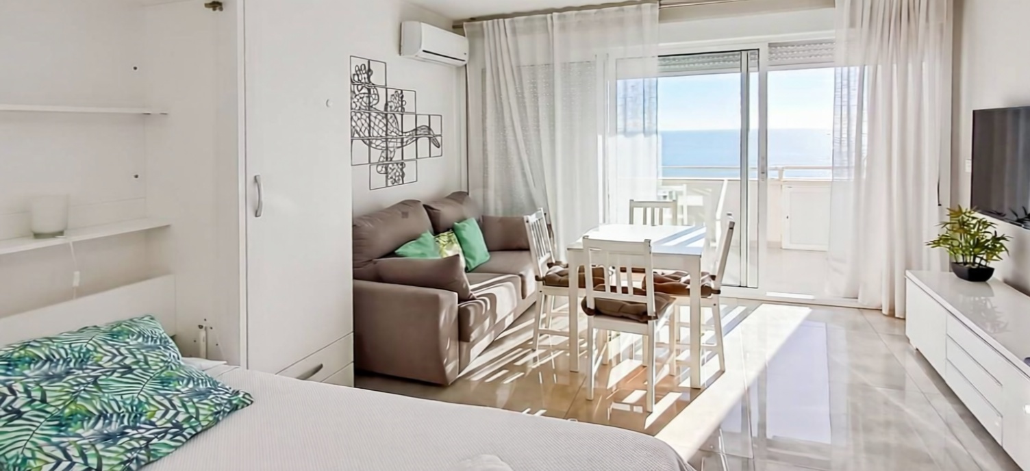 Studio en première ligne de plage à Roquetas de Mar — Séjour